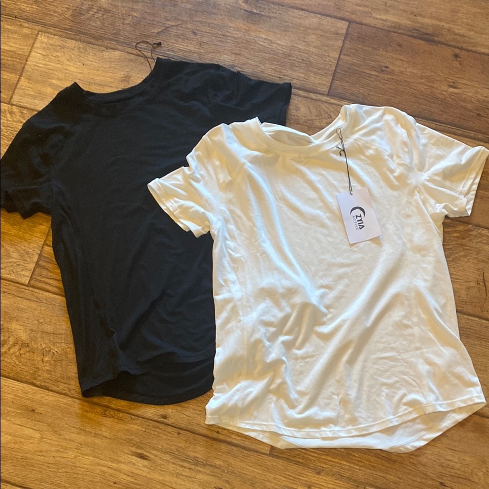 Zyia cloud Black and White T-Shirts size large